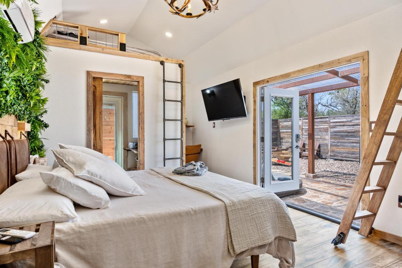 Romantic Tiny Luxury Retreat W Heated Pool, Sauna N Outdoor Shower In Wimberley 10 Acres 外观 照片